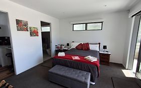 Studio On Hugoway, Papamoa Beach, Spring Special